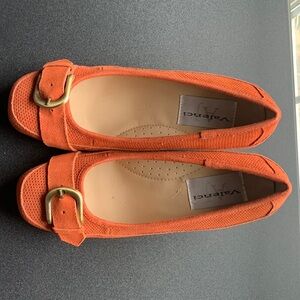 Womens 8W AJ Valenci velour wedge shoe. NWOT